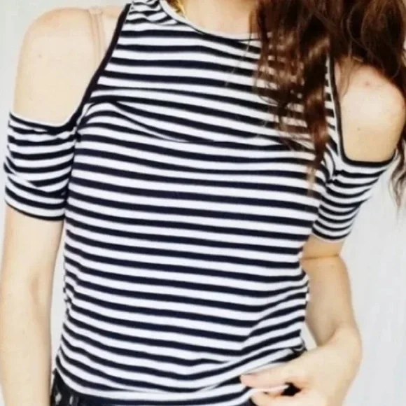 🧵Abercrombie & Fitch Women's striped off-shoulder shirt!  White and Blue Sz: M - Picture 2 of 5